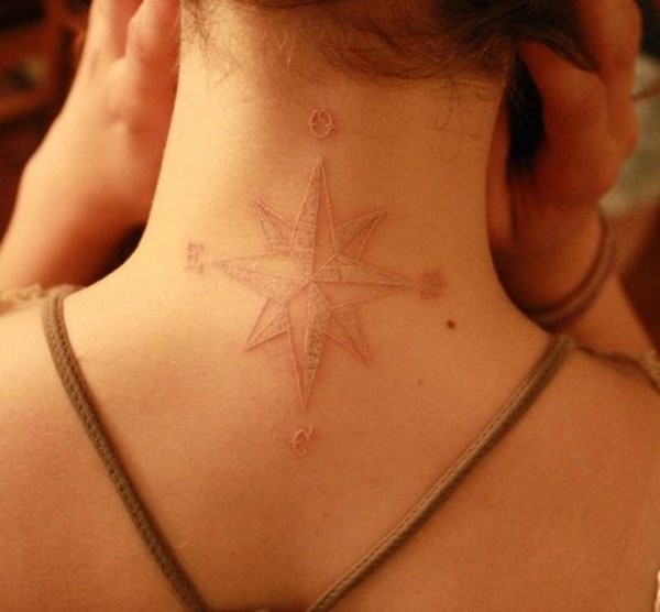 女性颈部白色墨水符号纹身图案