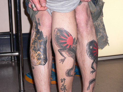 腿部彩色日本怪物纹身图案
