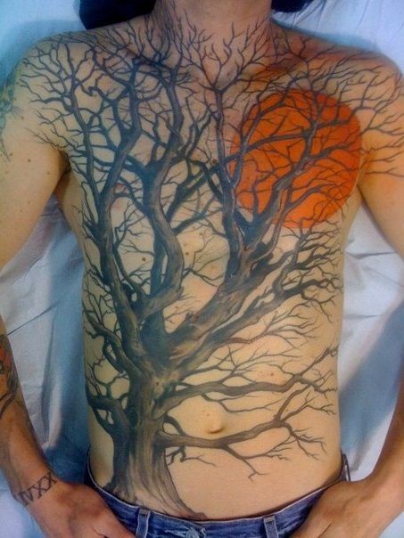 腹部彩色树和红色月亮纹身图片