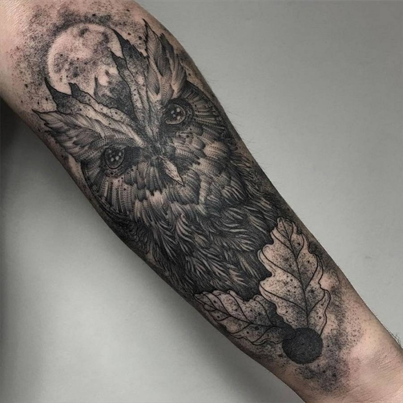 手臂黑色手绘黑猫头鹰纹身图案