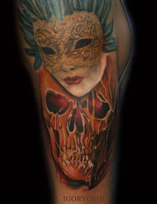 肩部不寻常的彩色骷髅蒙面妇女纹身图案