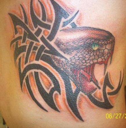 背部部落图腾与愤怒的红蛇纹身图案