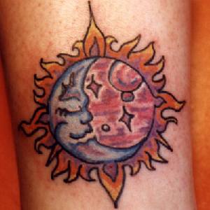 腿部彩色太阳和月亮符号纹身图案