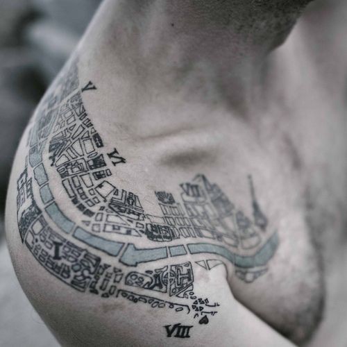 肩部苗条的彩色城市地图纹身图案