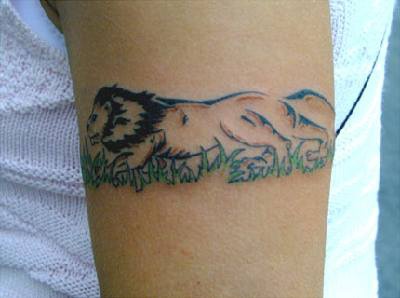手臂彩色自然行走的狮子纹身
