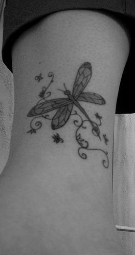 腿部黑灰飞蜻蜓纹身图案