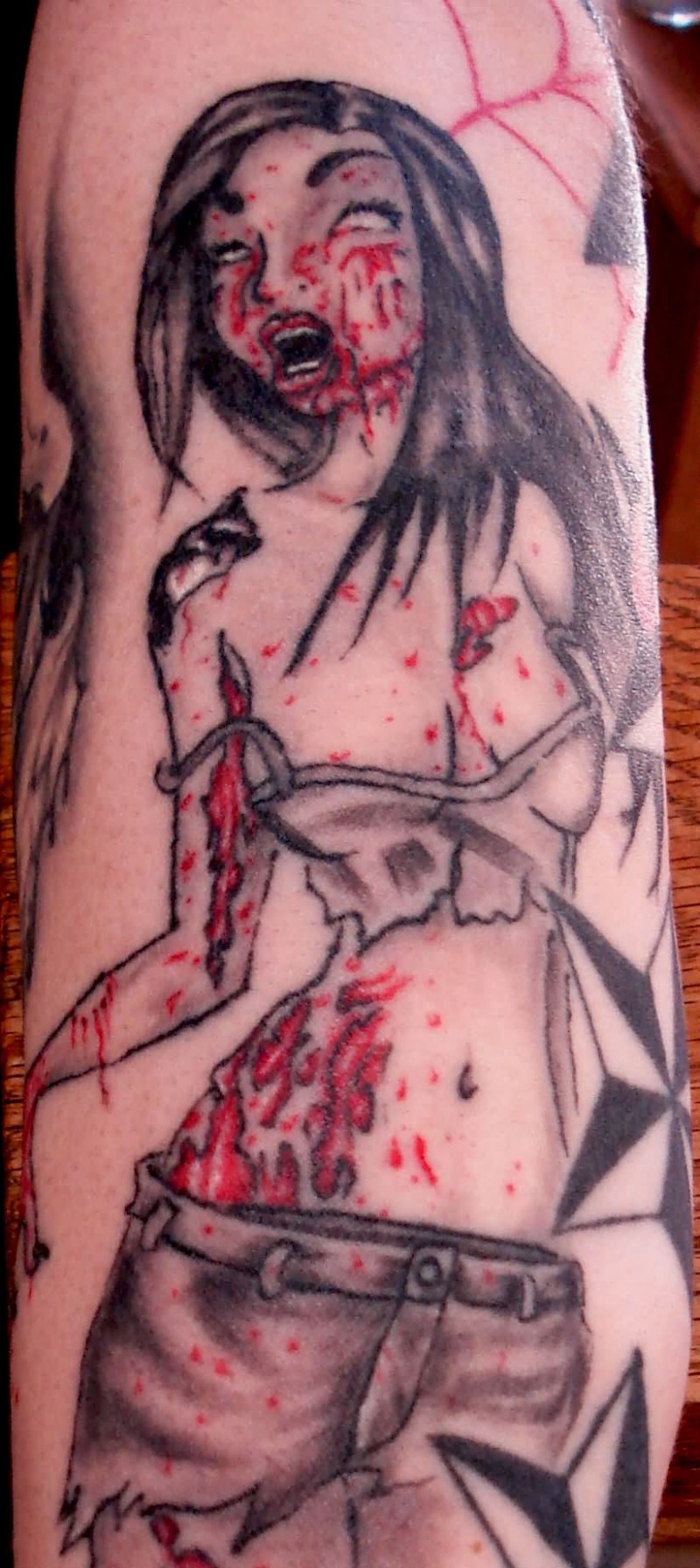 手臂血淋淋的女人纹身图案