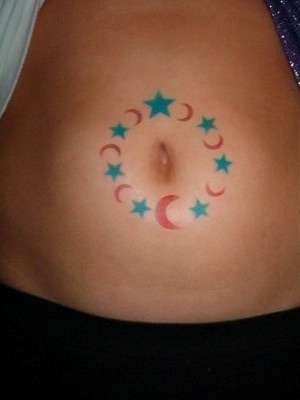 腹部彩色月亮星星纹身图案