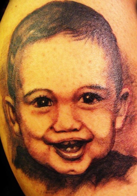 肩部微笑的孩子肖像纹身图案