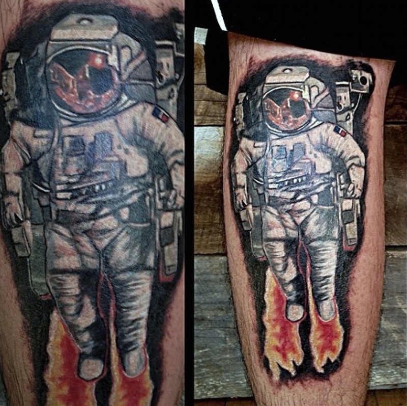 腿部逼真的彩色太空人纹身图案