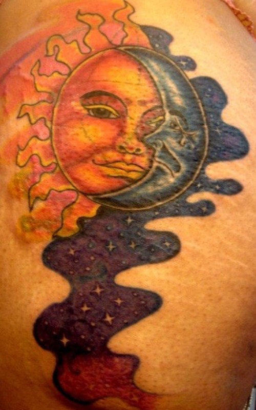 肩部彩色太阳和月亮纹身图案