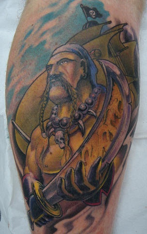 腿部彩色海盗战士与帆船纹身图片