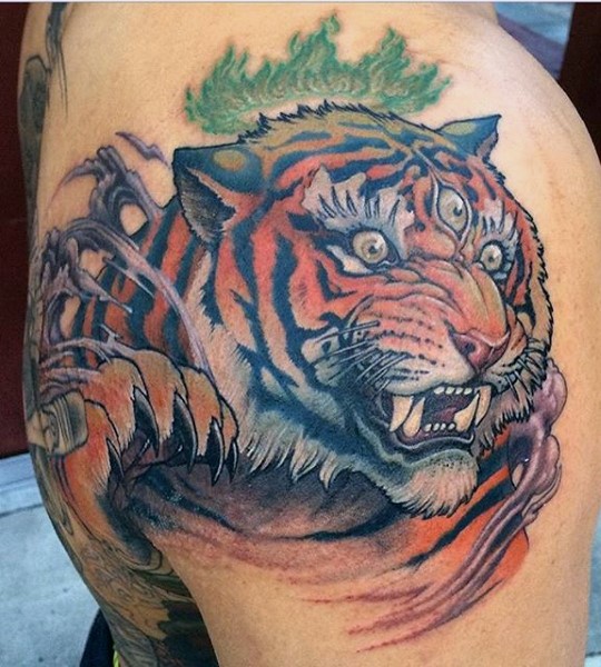 插画风格恶魔老虎的肩部纹身图案