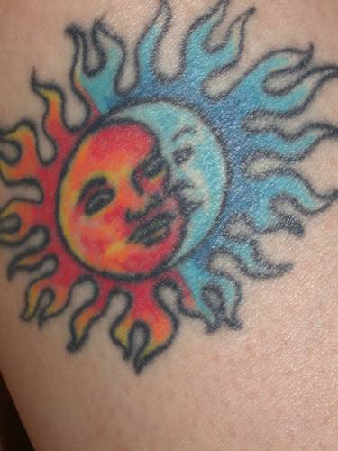 手臂彩色太阳和月亮符号纹身图案
