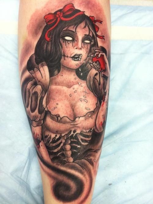 腿部恐怖的僵尸妇女与苹果纹身
