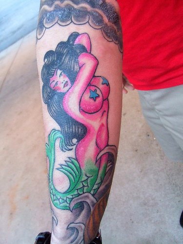 手臂彩色布雷斯特美人鱼纹身图案