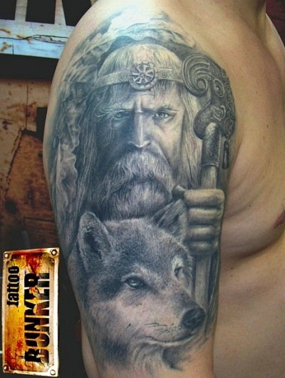 肩部黑灰色老人与狼纹身图案