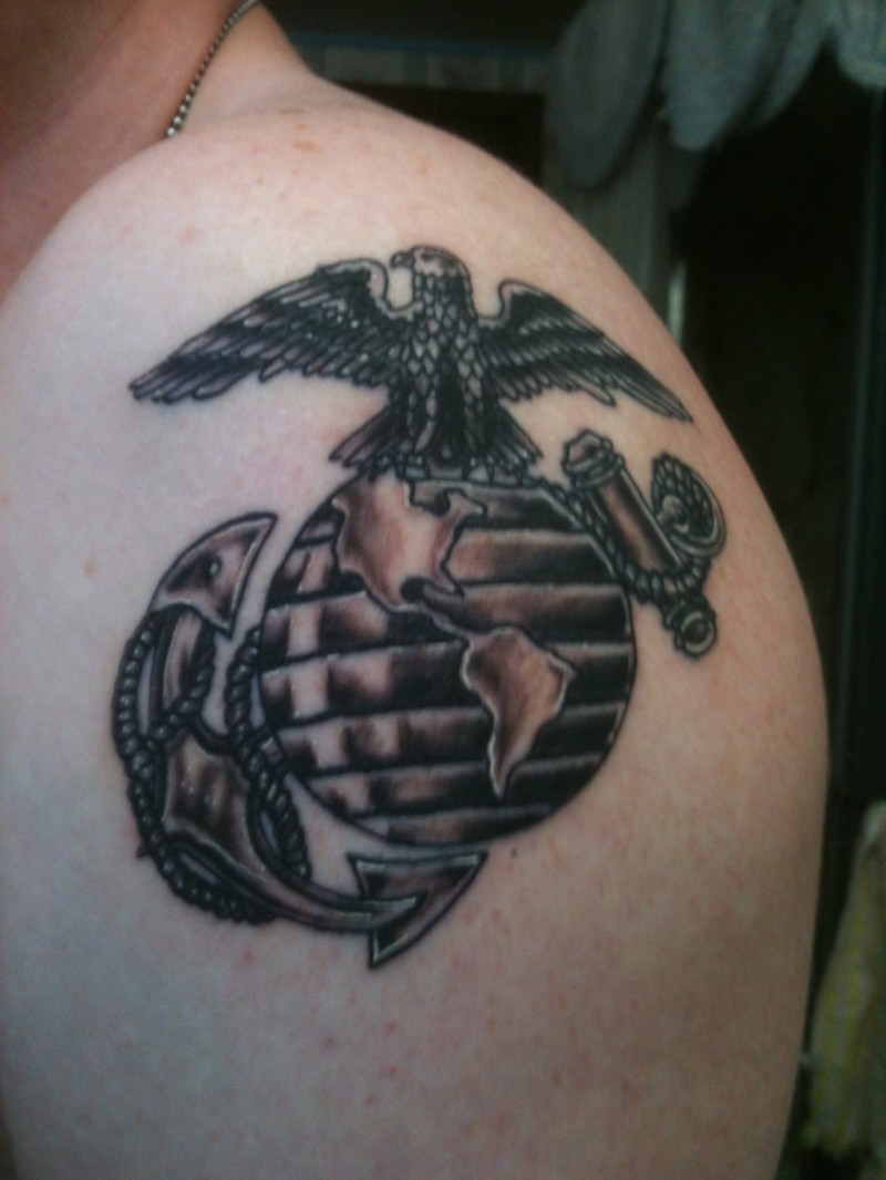 肩部黑棕色USMS军事标志纹身