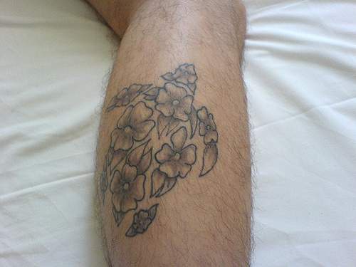腿部灰色花体乌龟纹身图案