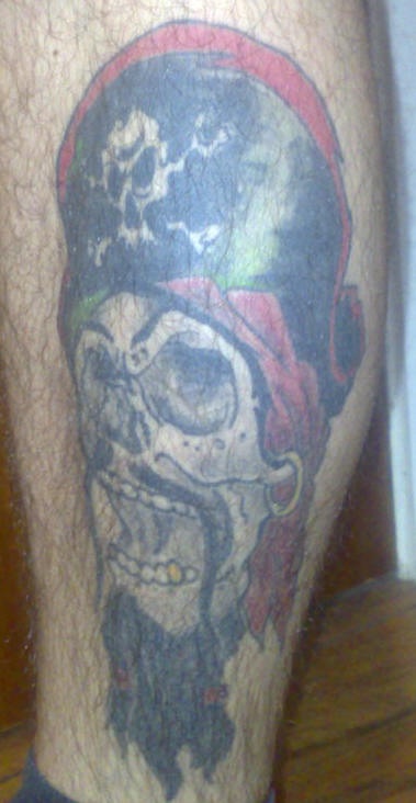 腿部彩色海盗骷髅队长纹身图案