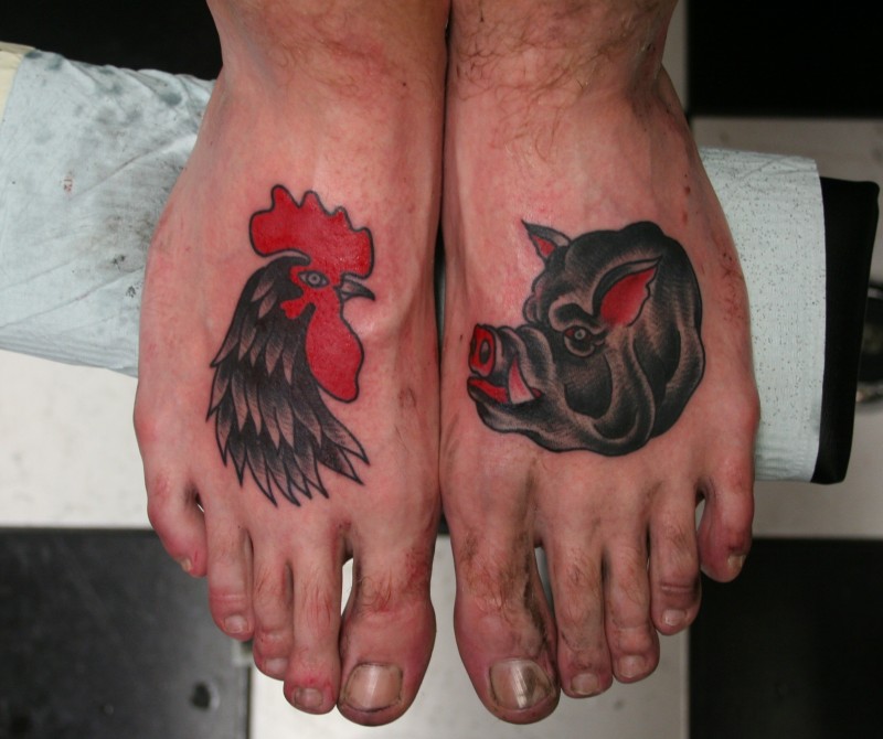 脚部彩色墨水鸡和猪纹身图案