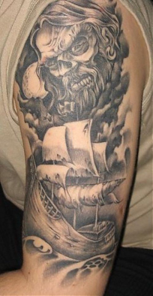 肩部黑灰老海盗船的纹身图案