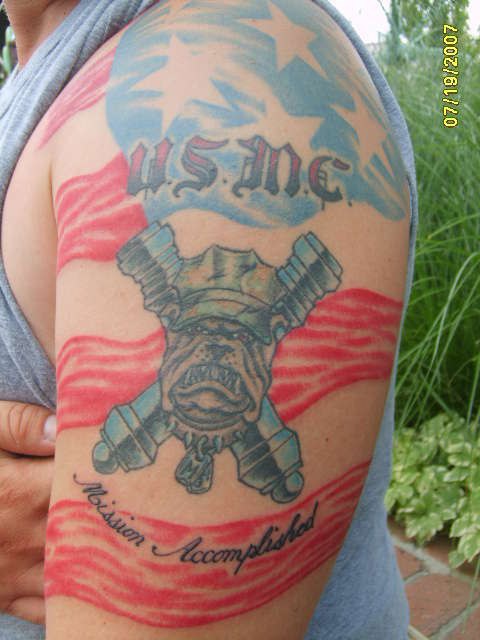 肩部彩色美国军方斗牛犬纹身图案