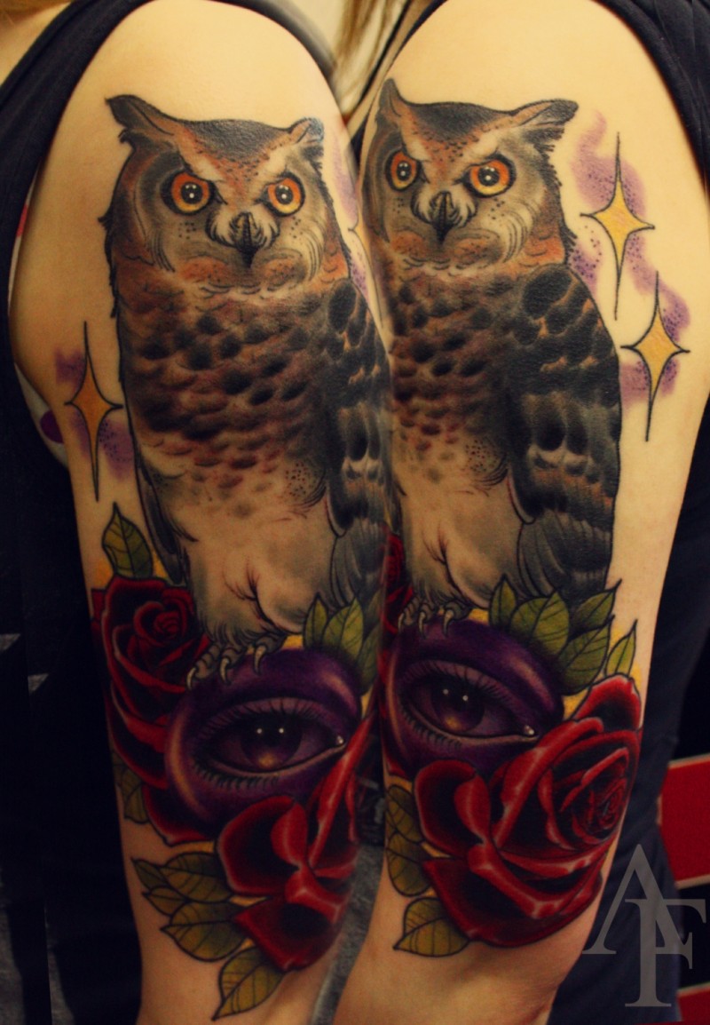 肩部彩色大猫头鹰与花朵纹身图案