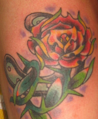 腿部彩色马蹄和带刺的玫瑰纹身图片