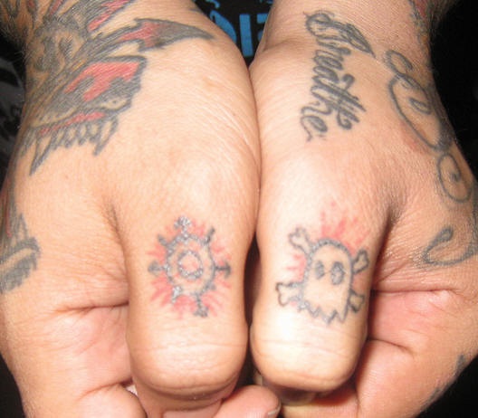 手指彩色不同的标志纹身图案