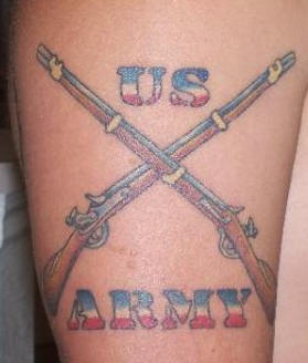 手臂彩色美国交叉步枪纹身图案