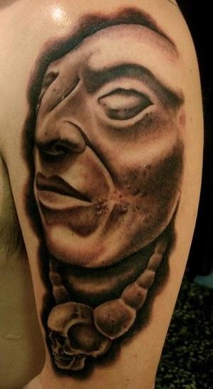 肩部棕色石方小丑雕像纹身图案