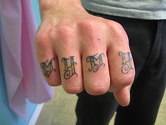 手指绿色卷曲的字母纹身图案