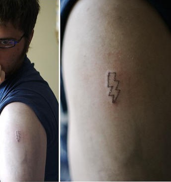 男性肩部简约闪电符号纹身图片