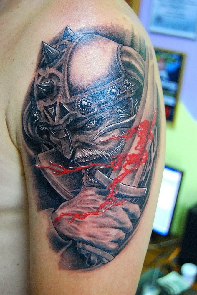 肩部彩色战士和血剑纹身图案