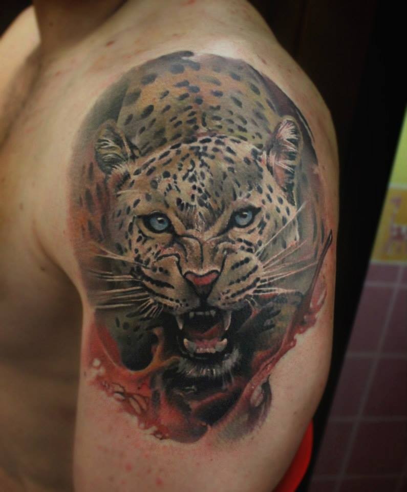 肩部彩色逼真的咆哮豹纹身图案