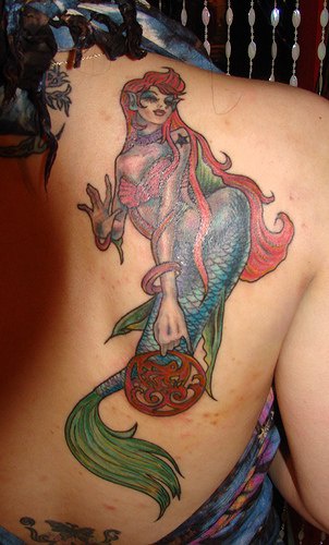 肩部彩色红头发美人鱼纹身图片