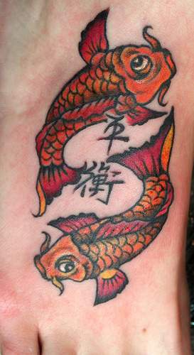 脚部彩色锦鲤鱼的象形文字纹身