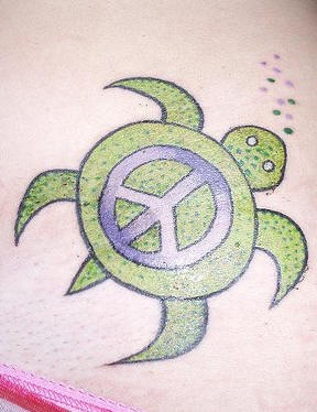 肩部彩色乌龟标志纹身图案