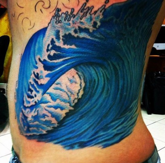 腰侧简单的彩绘大波浪纹身图案