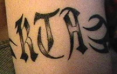 手臂黑色部落字母纹身图片