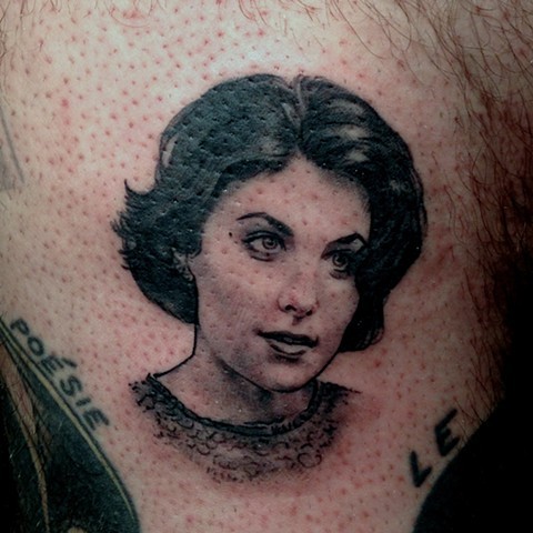 肩部黑色女性肖像纹身图案