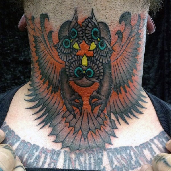 颈部老派风格神秘彩色猫头鹰纹身图片