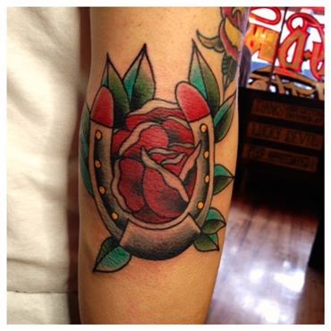 手臂彩色老学校红玫瑰和马蹄纹身