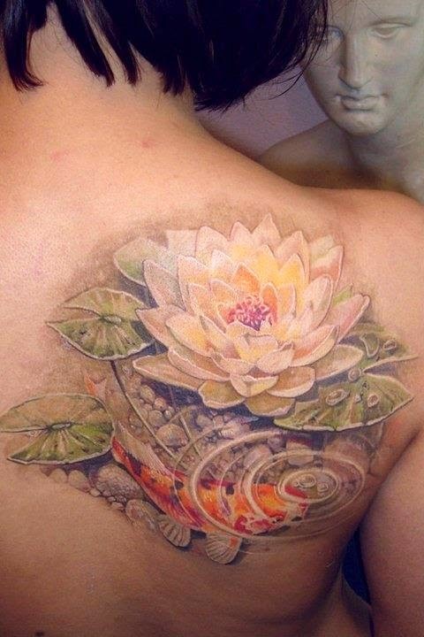 肩部彩色可爱的锦鲤鱼和莲花纹身