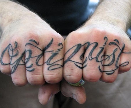 手指黑色字母花体纹身图案