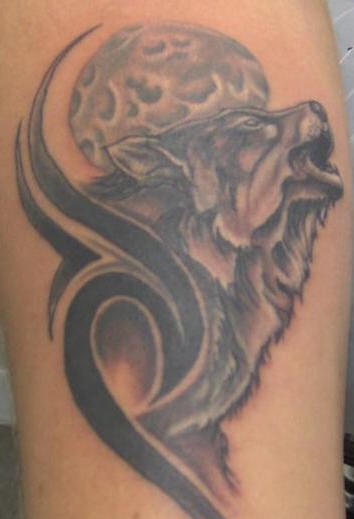 肩部棕色保鲁夫狼和部落标志纹身
