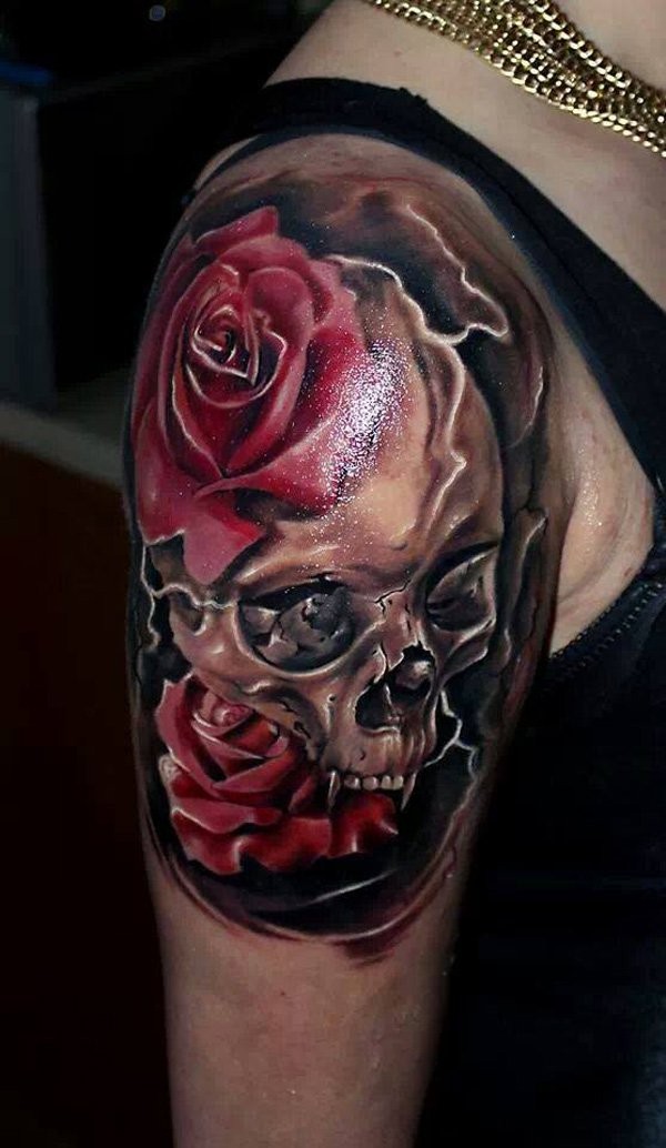 肩部逼真彩色骷髅与玫瑰花纹身图案