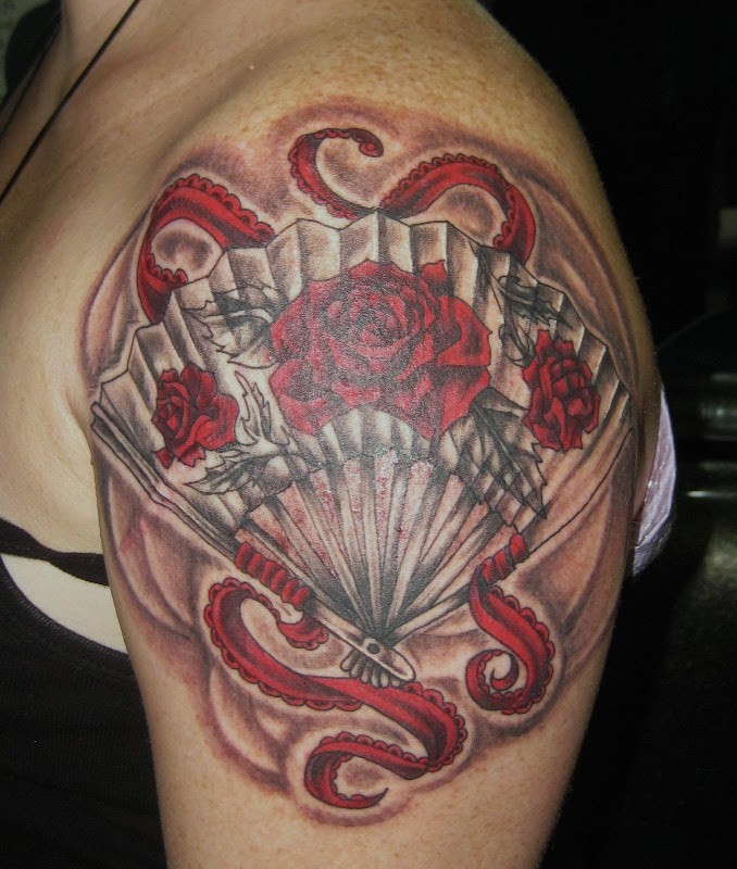 肩部玫瑰画扇子的彩色纹身图片