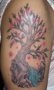 肩部彩色粉红色的花和树纹身图案